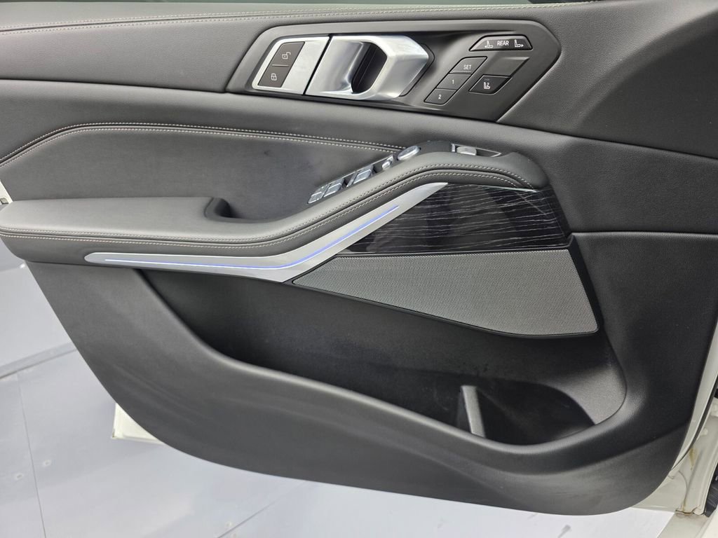 Used 2024 BMW X7 xDrive40i w/ M Sport Package image 26