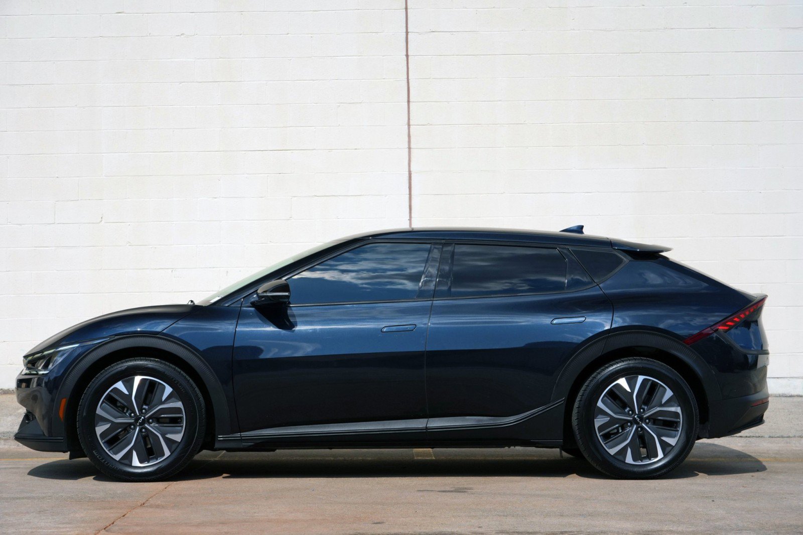 Used 2022 Kia EV6 Light RWD image 8