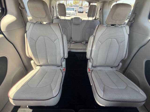 Used 2017 Chrysler Pacifica Limited w/ UConnect Theater Package FWD image 19