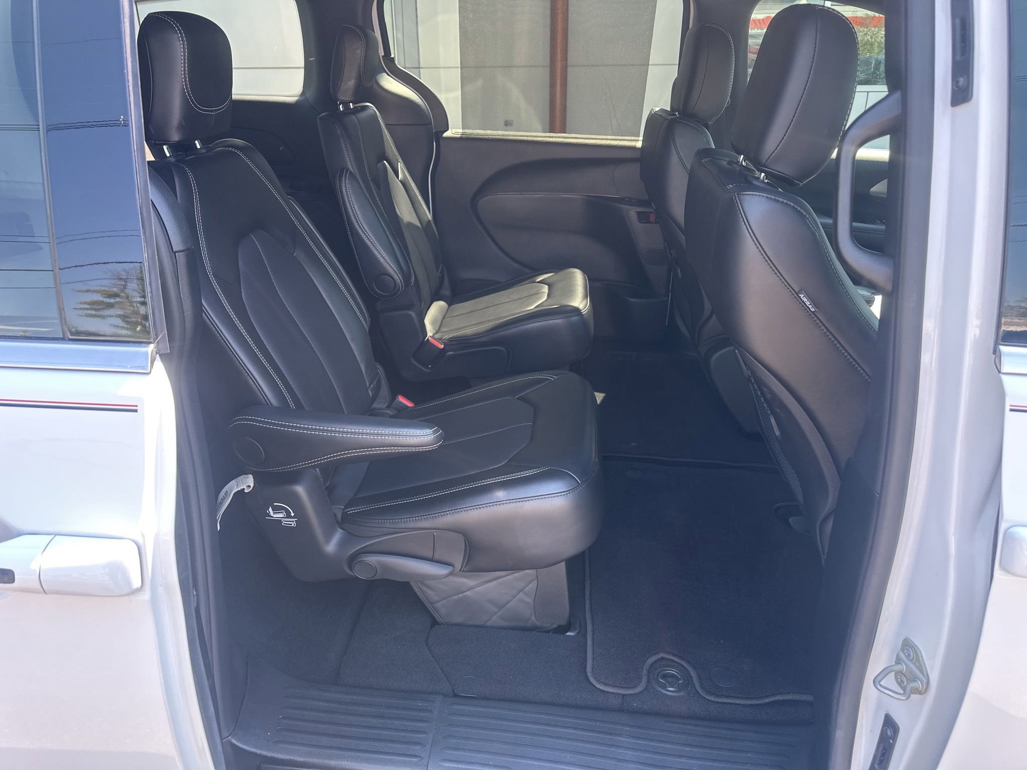 Used 2025 Chrysler Pacifica Select image 13