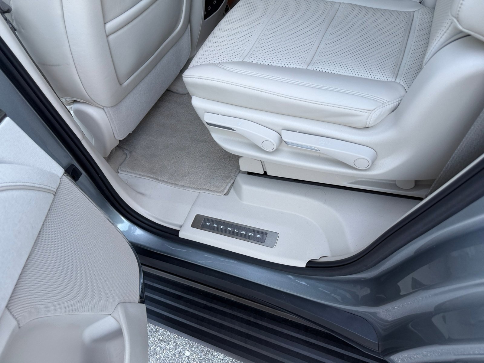 Used 2024 Cadillac Escalade Premium Luxury Platinum image 32