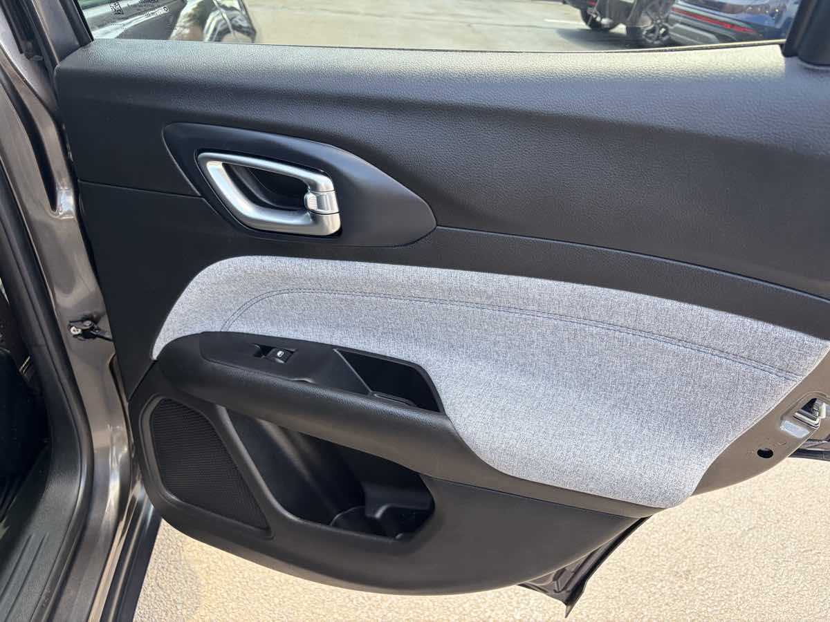 Used 2022 Jeep Compass Latitude image 27