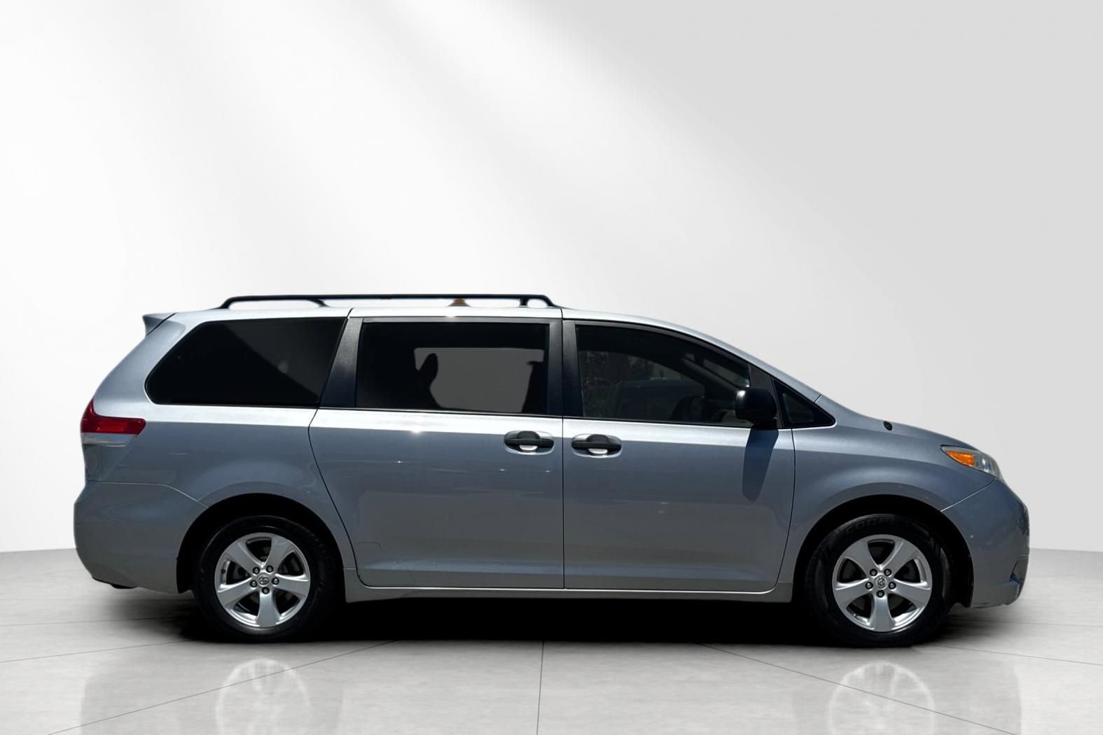 Used 2012 Toyota Sienna w/ Towing Pkg FWD image 3