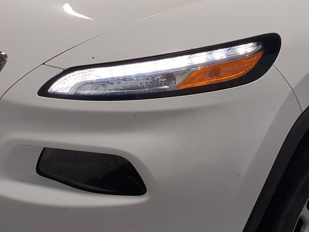 Used 2017 Jeep Cherokee Latitude w/ Comfort/Convenience Group AWD/4WD image 14