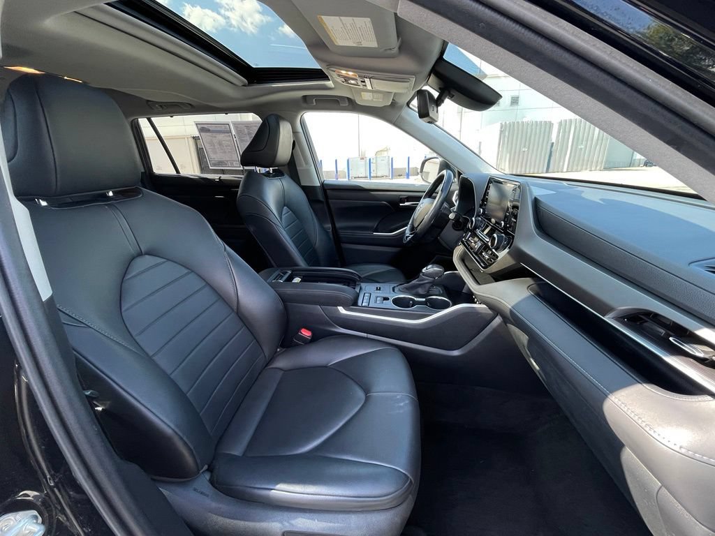 Used 2020 Toyota Highlander XLE FWD image 32