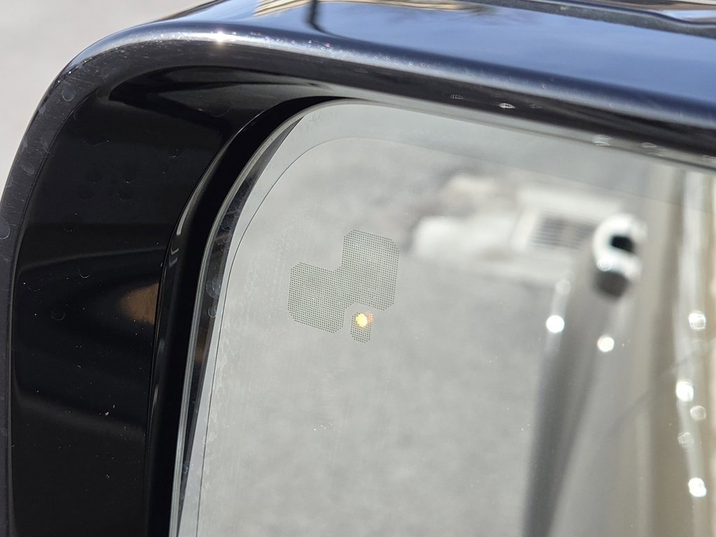 Used 2024 Land Rover Defender 110 X-Dynamic SE image 25