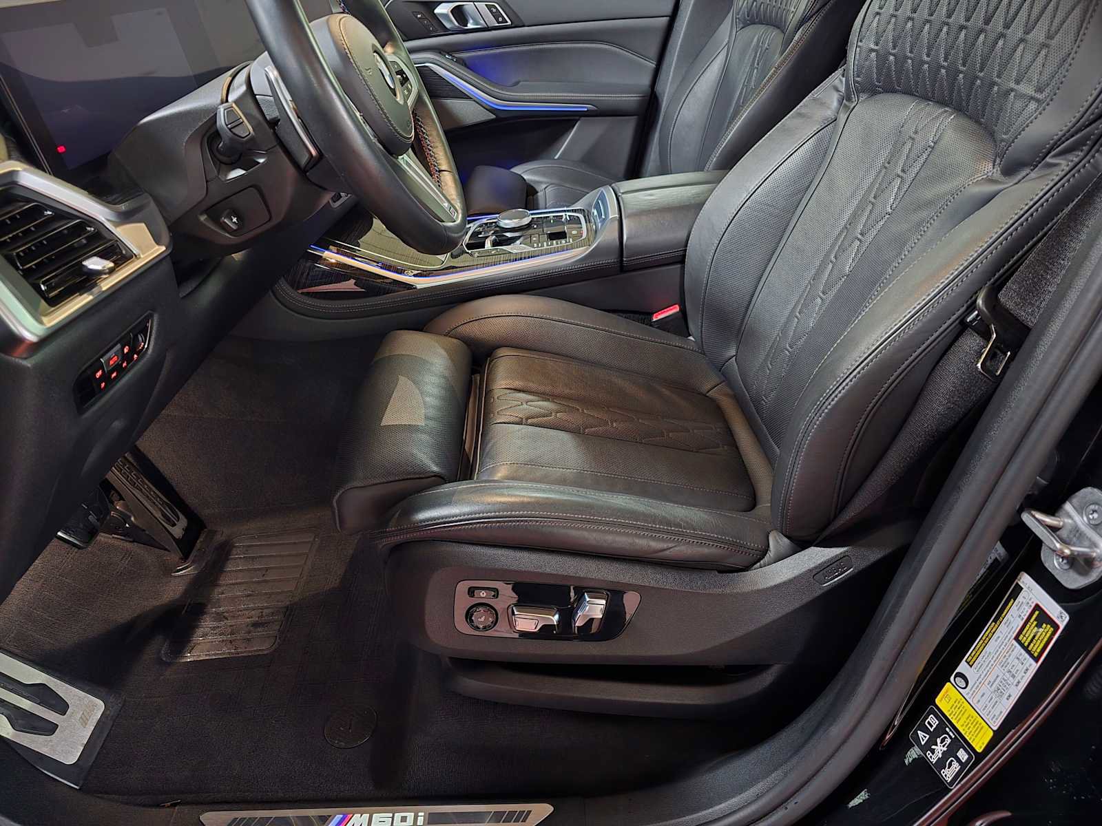 Used 2023 BMW X7 M60i w/ Climate Comfort Package image 24
