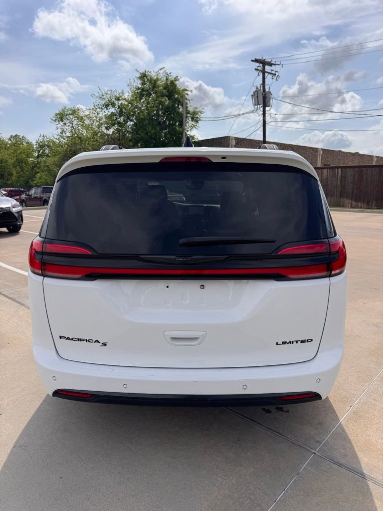 Used 2025 Chrysler Pacifica Limited image 7