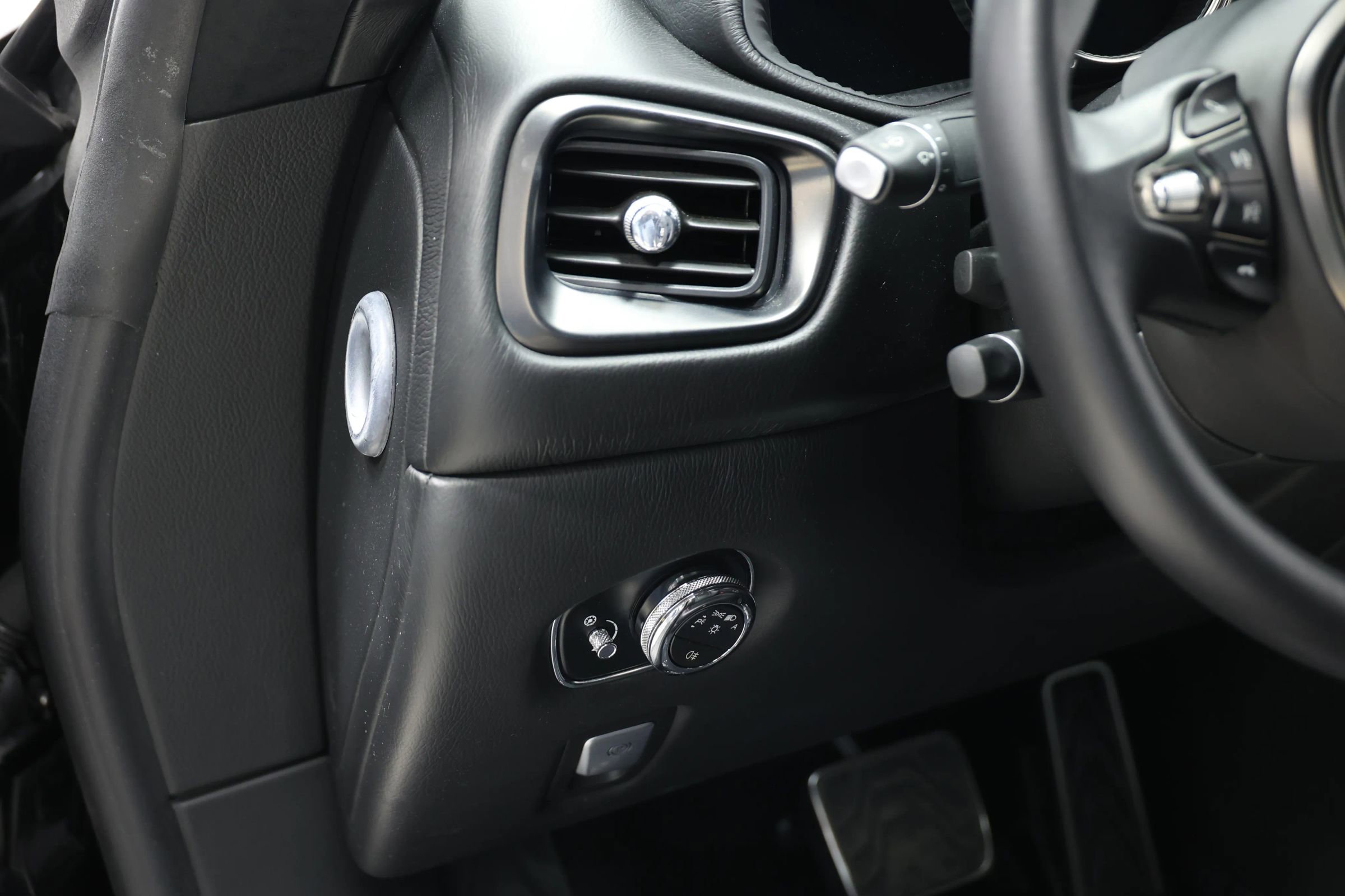 Used 2018 Aston Martin DB11 V12 image 18