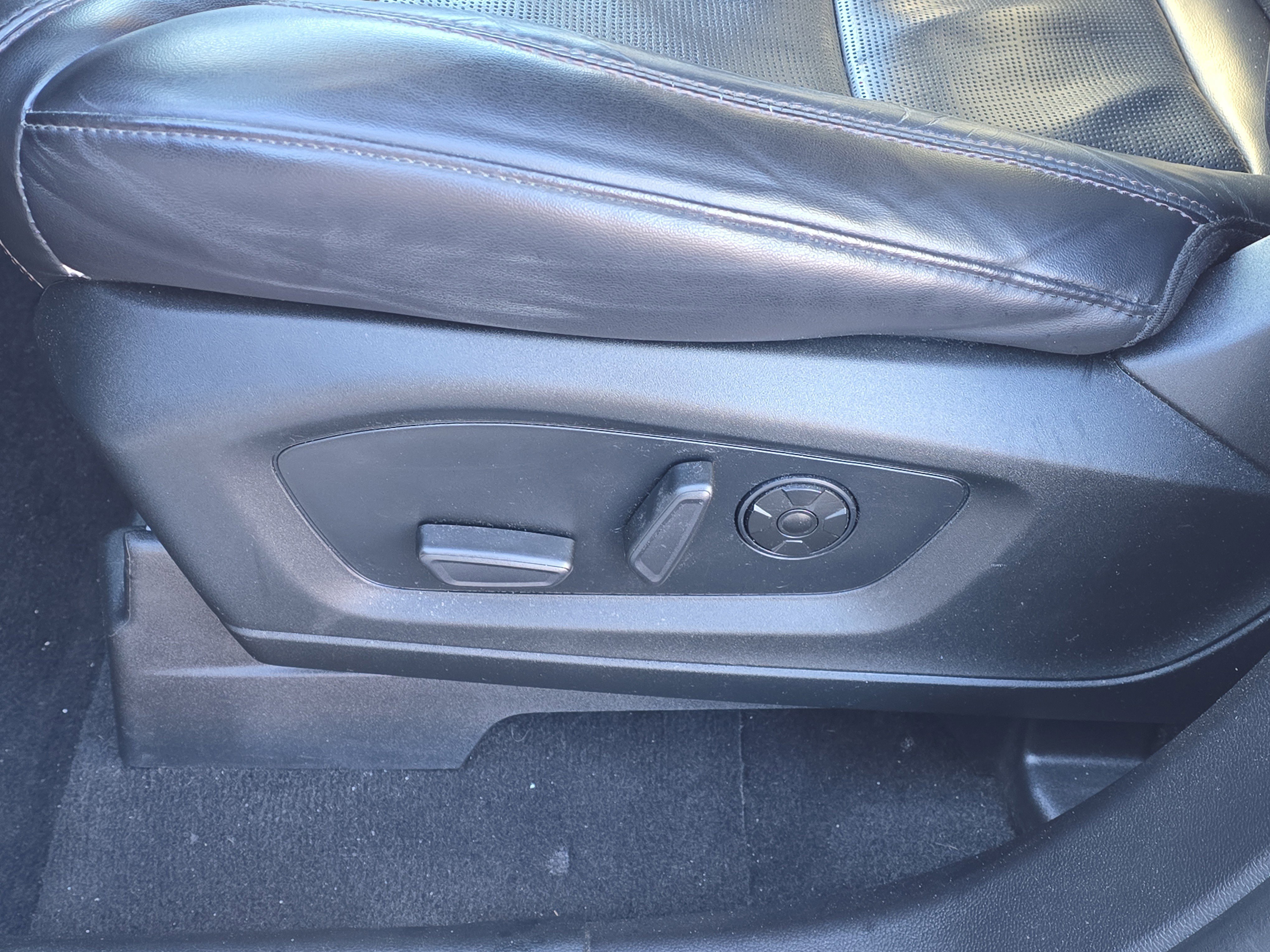 Certified 2021 Ford Explorer Platinum w/ Equipment Group 601A image 22