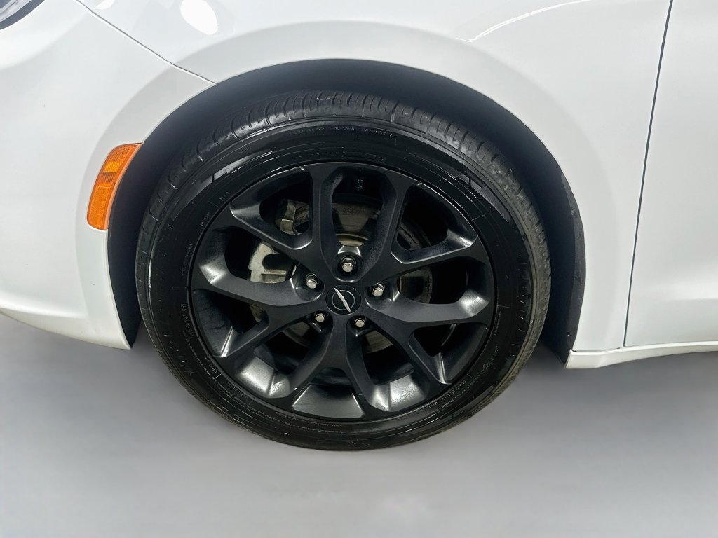 Used 2025 Chrysler Pacifica Limited FWD image 42