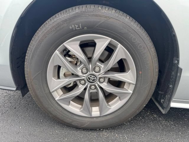 Used 2025 Toyota Sienna LE AWD/4WD image 9