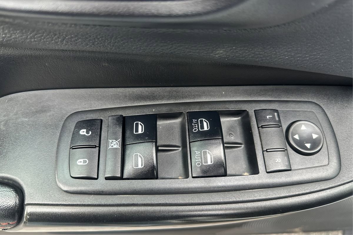 Used 2019 Jeep Cherokee Trailhawk w/ Cold Weather Group image 37