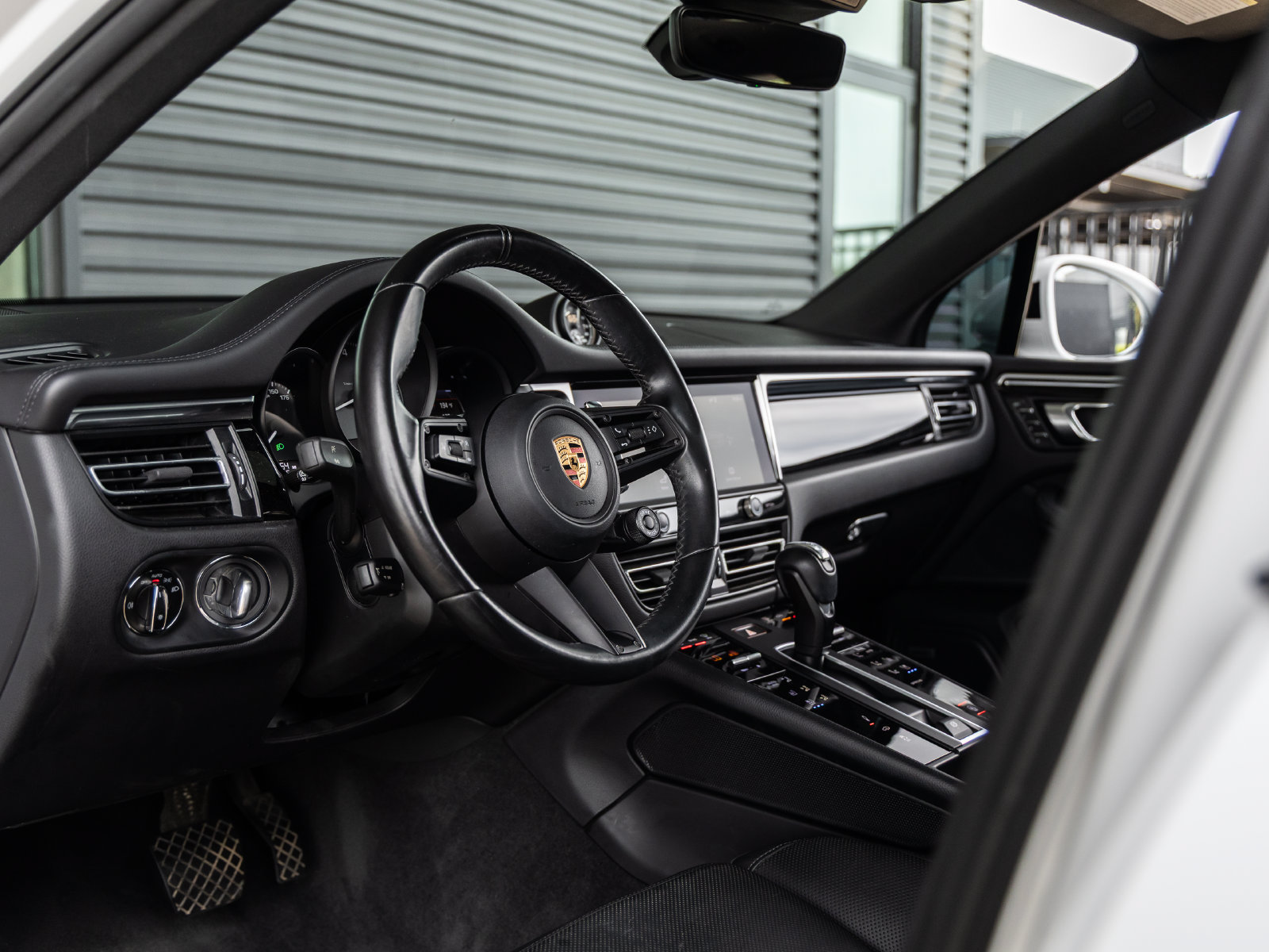 Certified 2022 Porsche Macan S AWD/4WD image 4