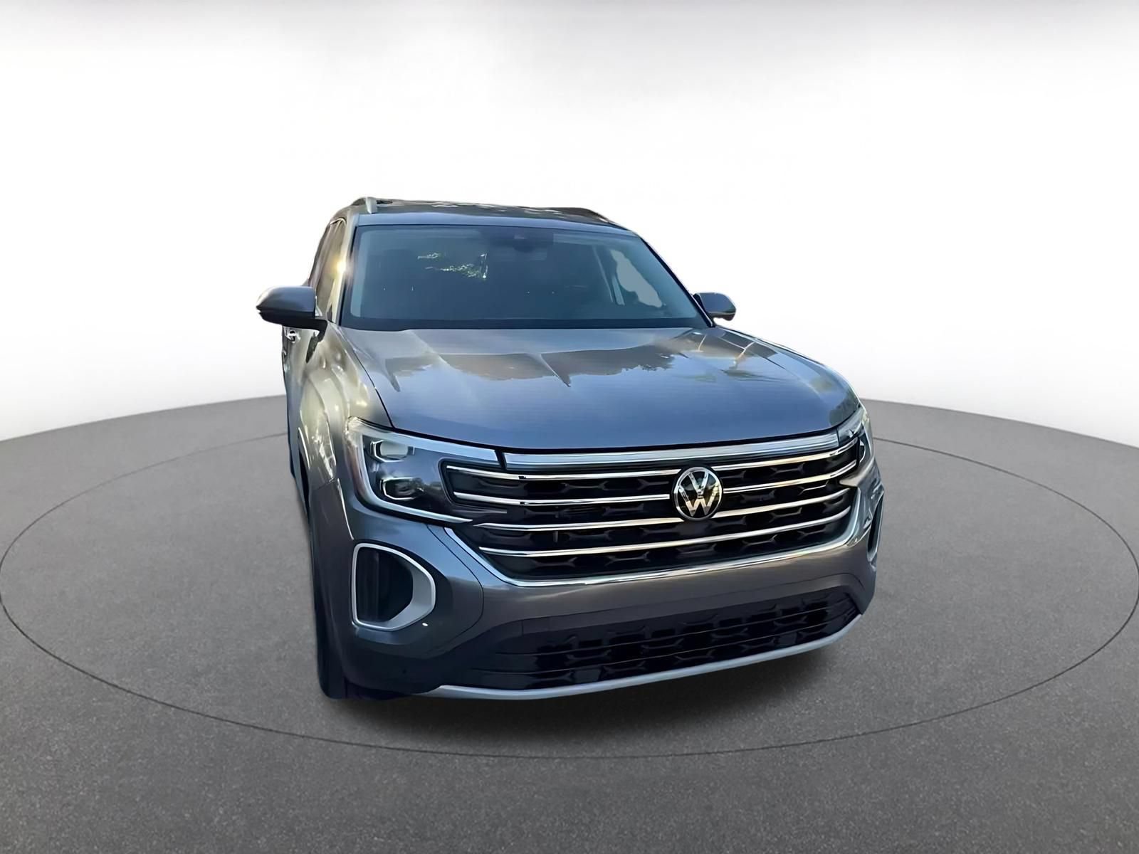 Used 2025 Volkswagen Atlas SE AWD/4WD image 3