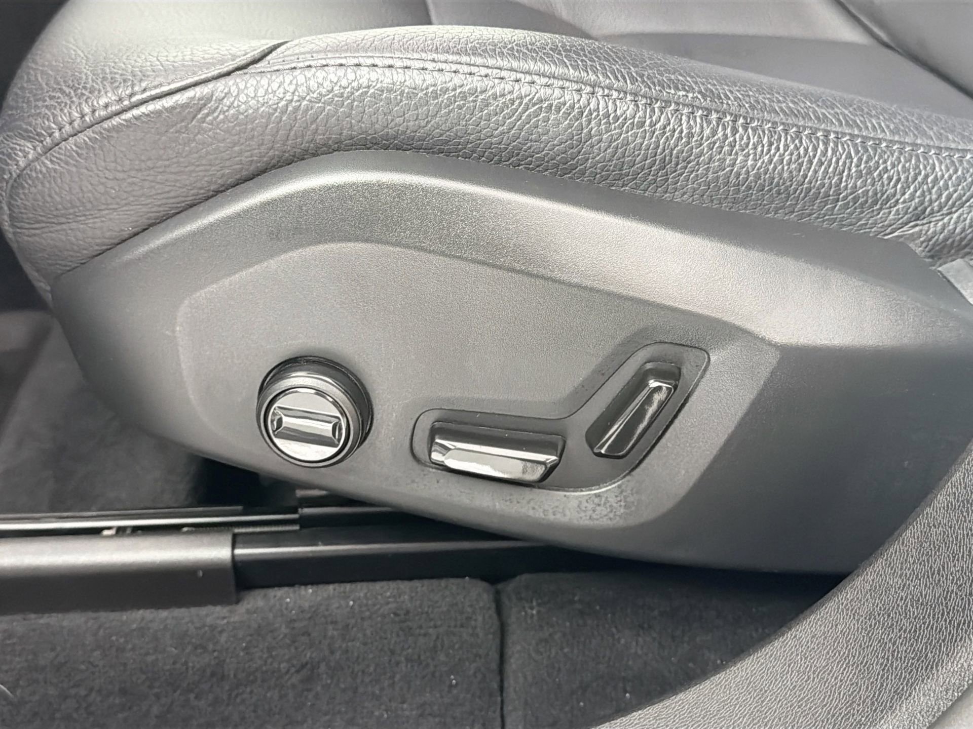 Certified 2023 Volvo XC60 B5 Plus w/ Protection Package Premier FWD image 19