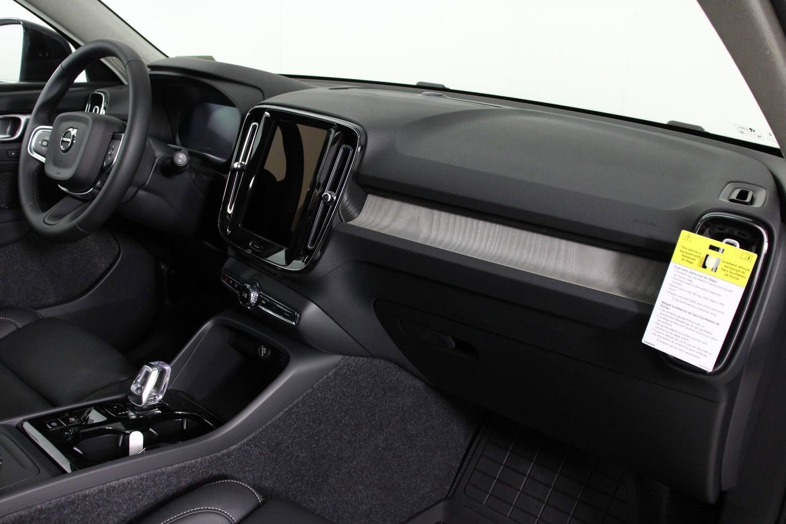 New 2026 Volvo XC40 B4 Plus w/ Climate Package image 9