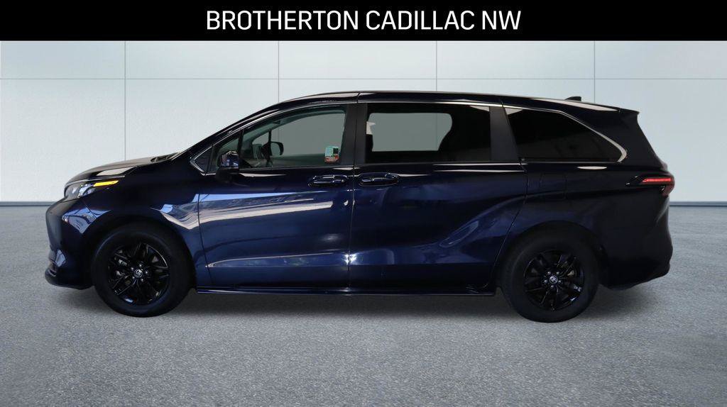 Used 2024 Toyota Sienna LE AWD/4WD image 2
