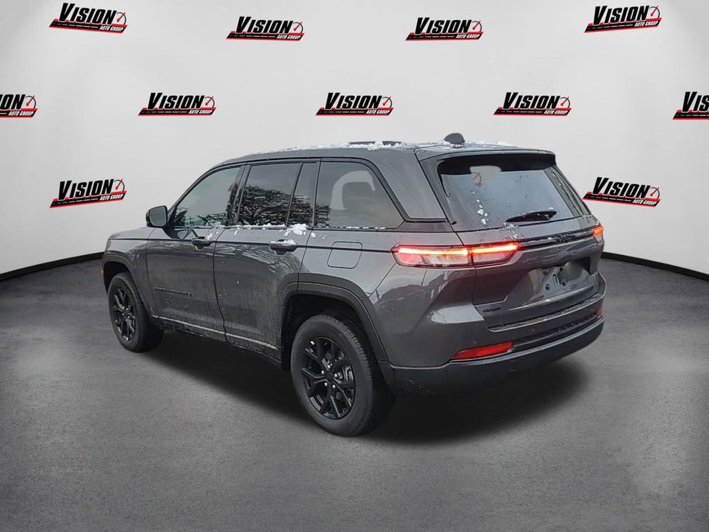 Used 2025 Jeep Grand Cherokee Altitude image 7