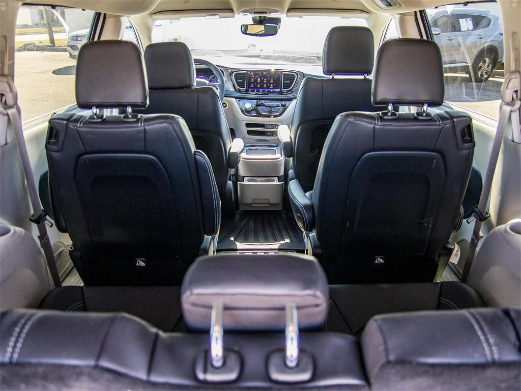 Used 2022 Chrysler Pacifica Touring-L image 13