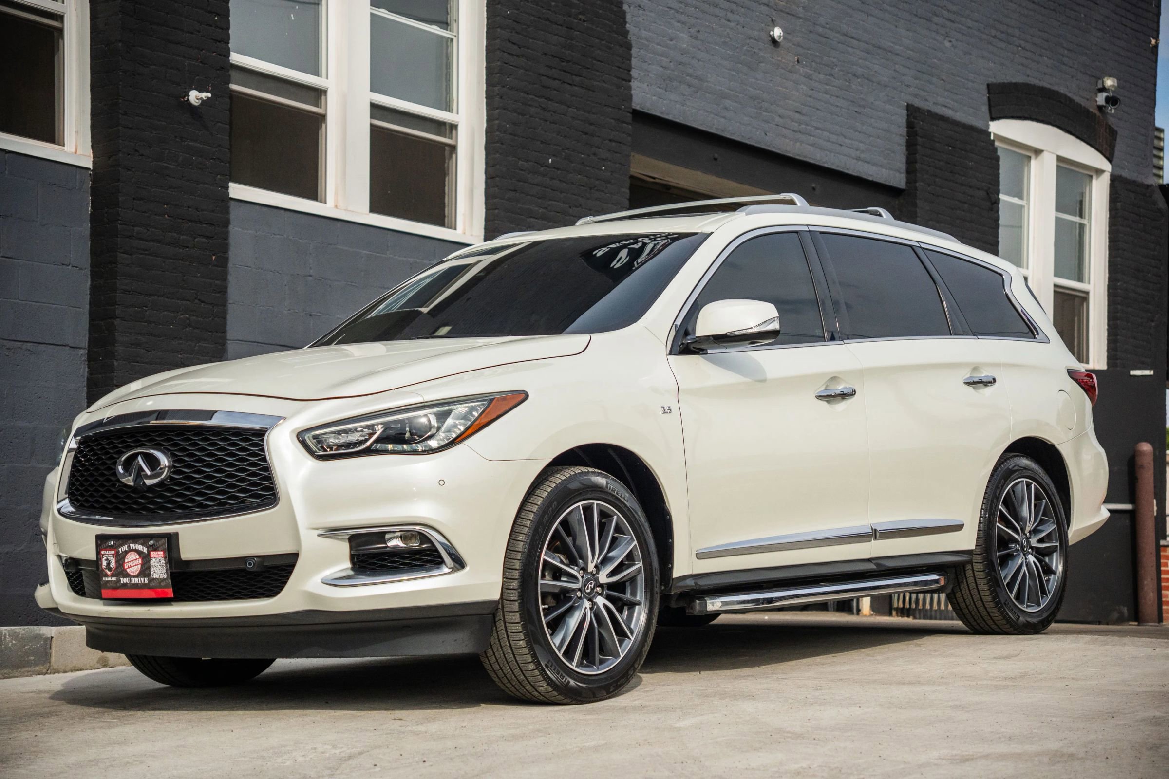 Used 2017 INFINITI QX60 Luxe w/ Deluxe Technology Package image 3