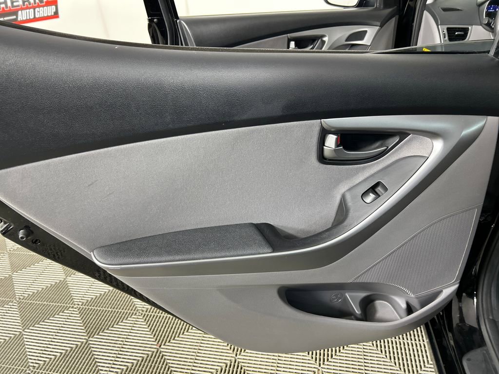 Used 2015 Hyundai Elantra SE w/ Option Group 02 image 16