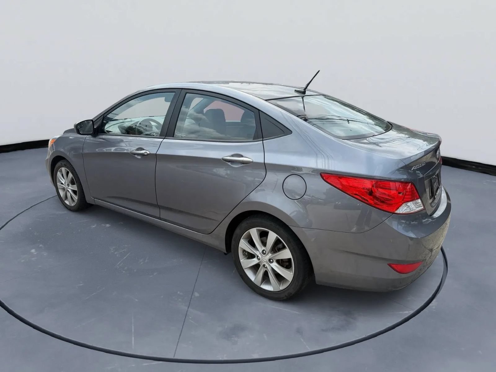 Used 2014 Hyundai Accent GLS w/ Option Group 2 FWD image 3
