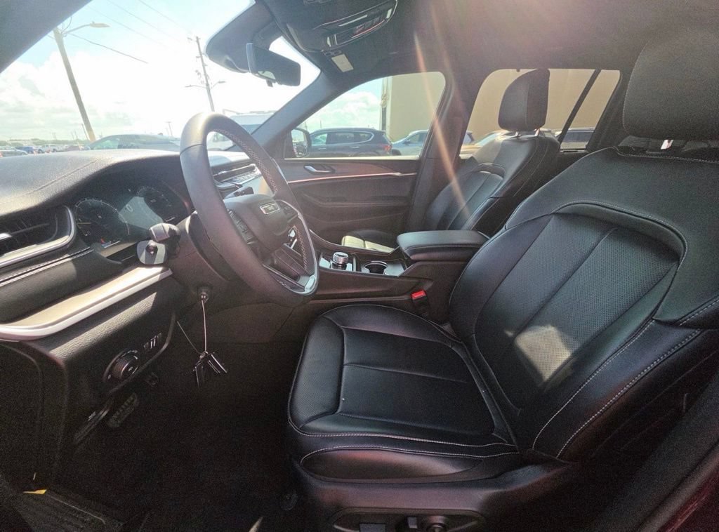 Used 2025 Jeep Grand Cherokee Limited w/ Luxury Tech Group II RWD image 5