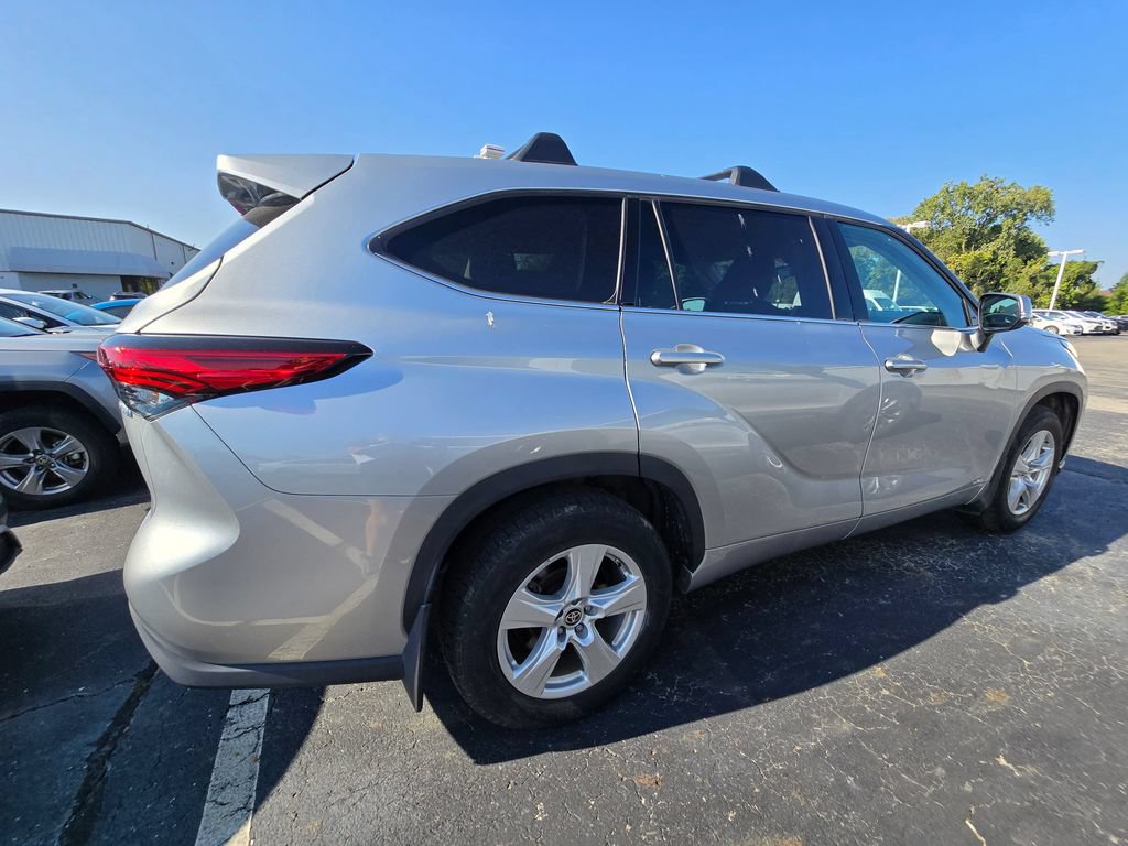 Used 2022 Toyota Highlander LE AWD/4WD image 8