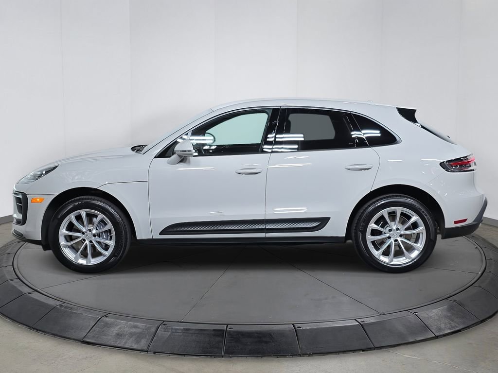 Certified 2025 Porsche Macan image 2