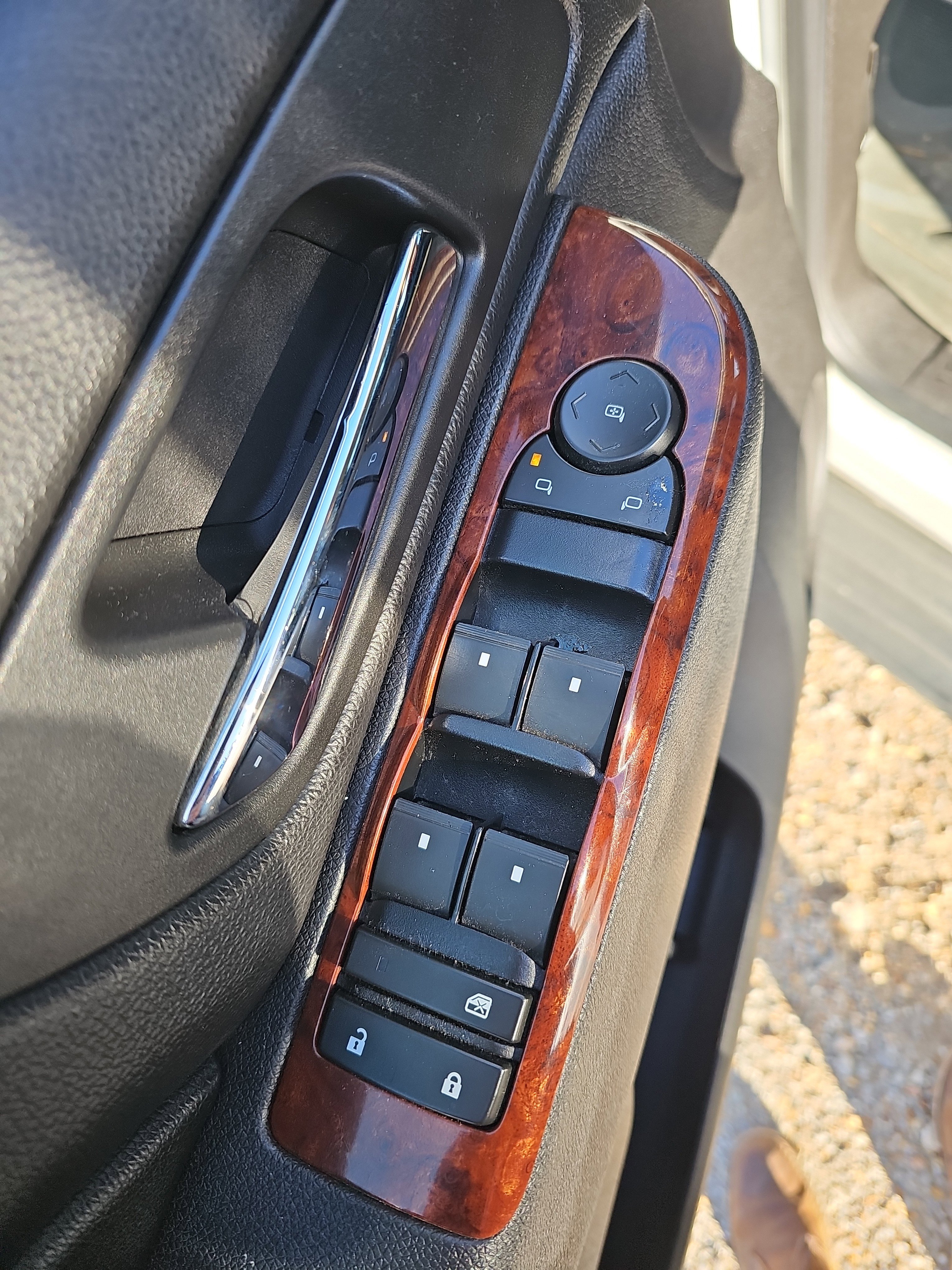 Used 2010 Chevrolet Suburban LT image 19