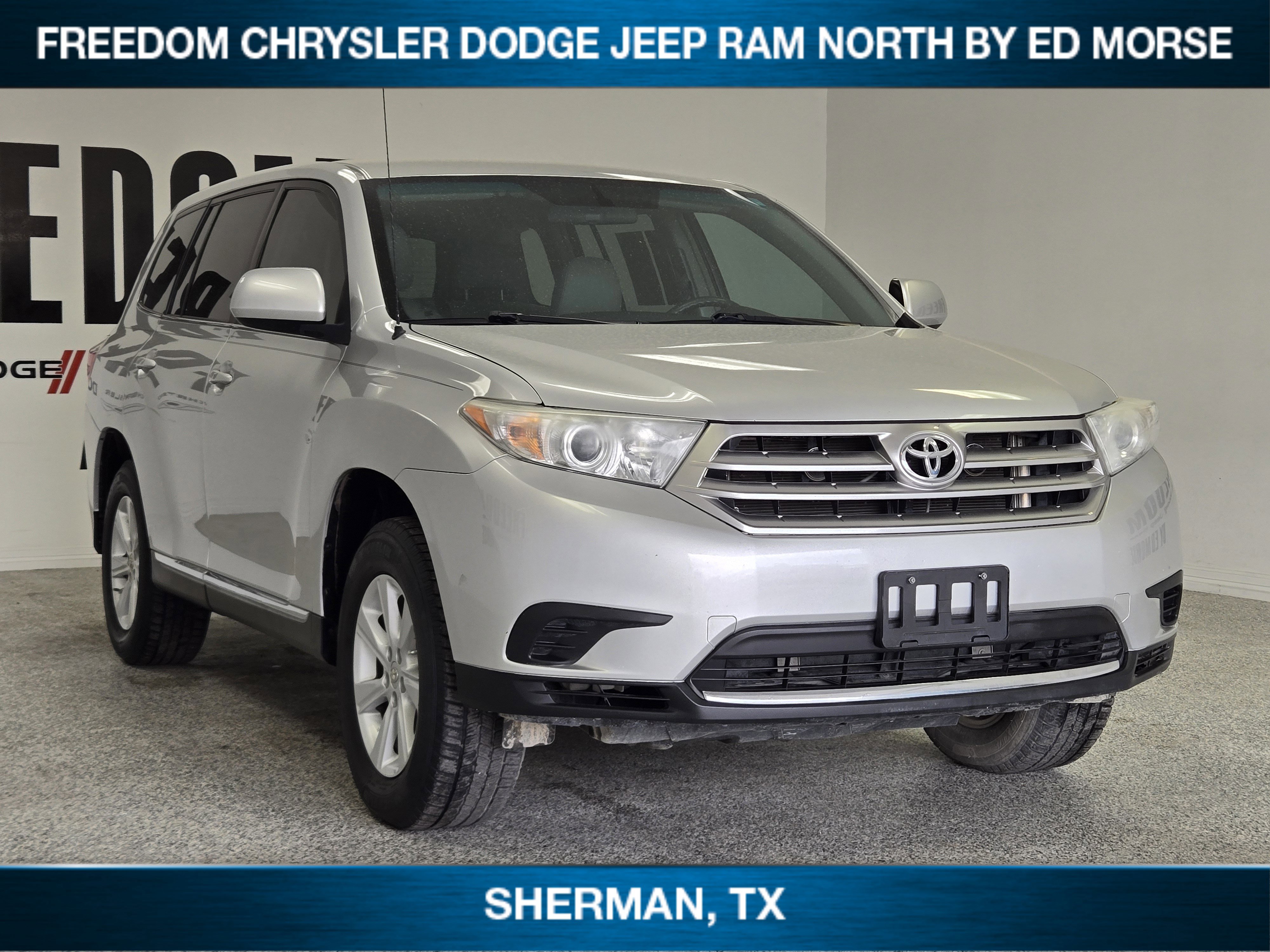 Used 2012 Toyota Highlander FWD w/ Tow Pkg image 2