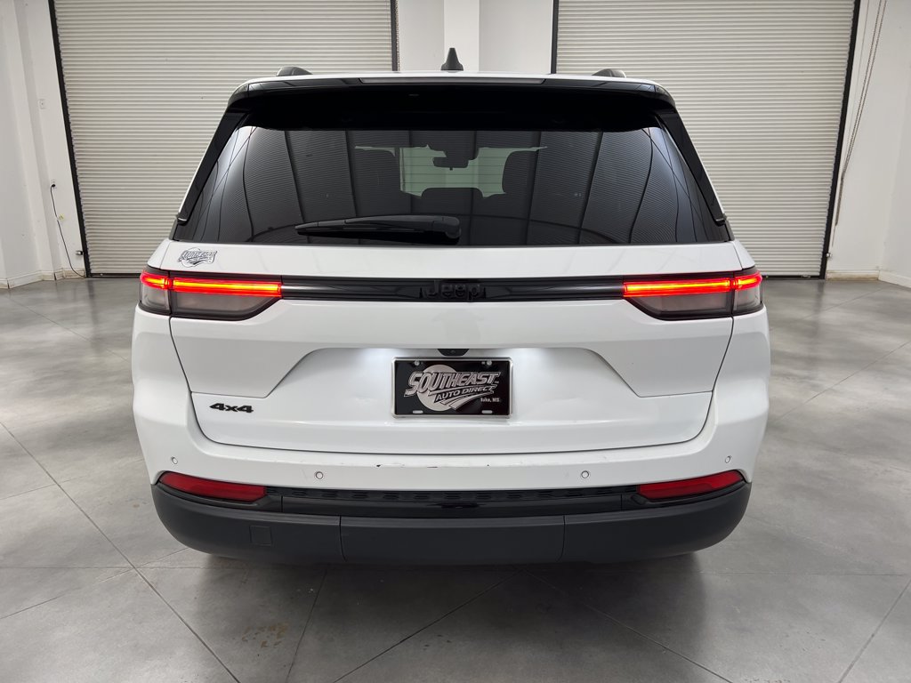 Used 2025 Jeep Grand Cherokee Altitude AWD/4WD image 8