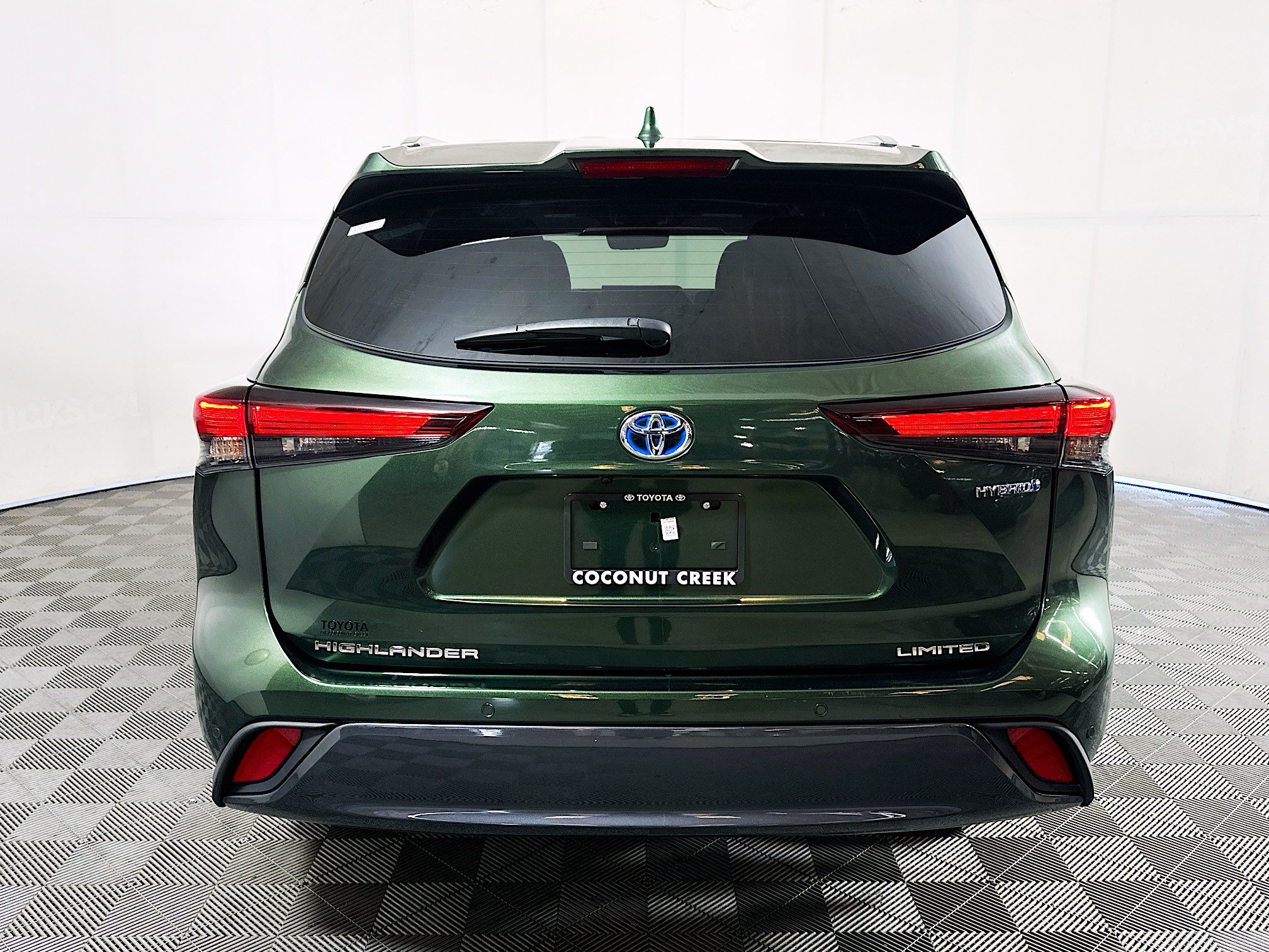 Used 2024 Toyota Highlander Limited FWD image 4