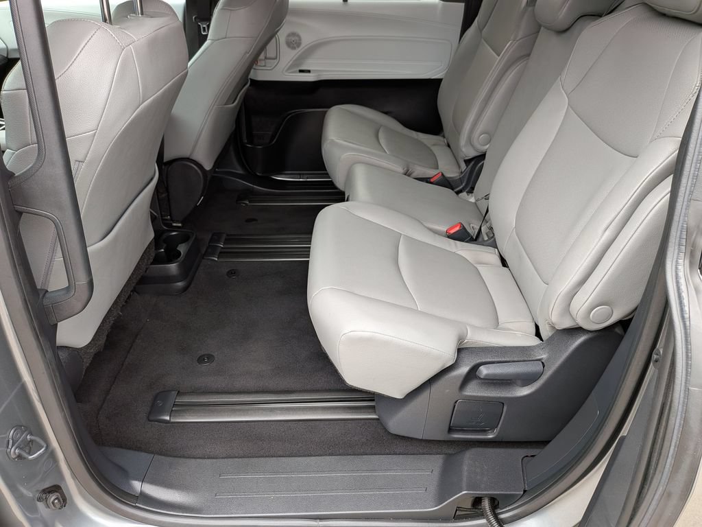 Used 2026 Toyota Sienna XLE FWD image 30