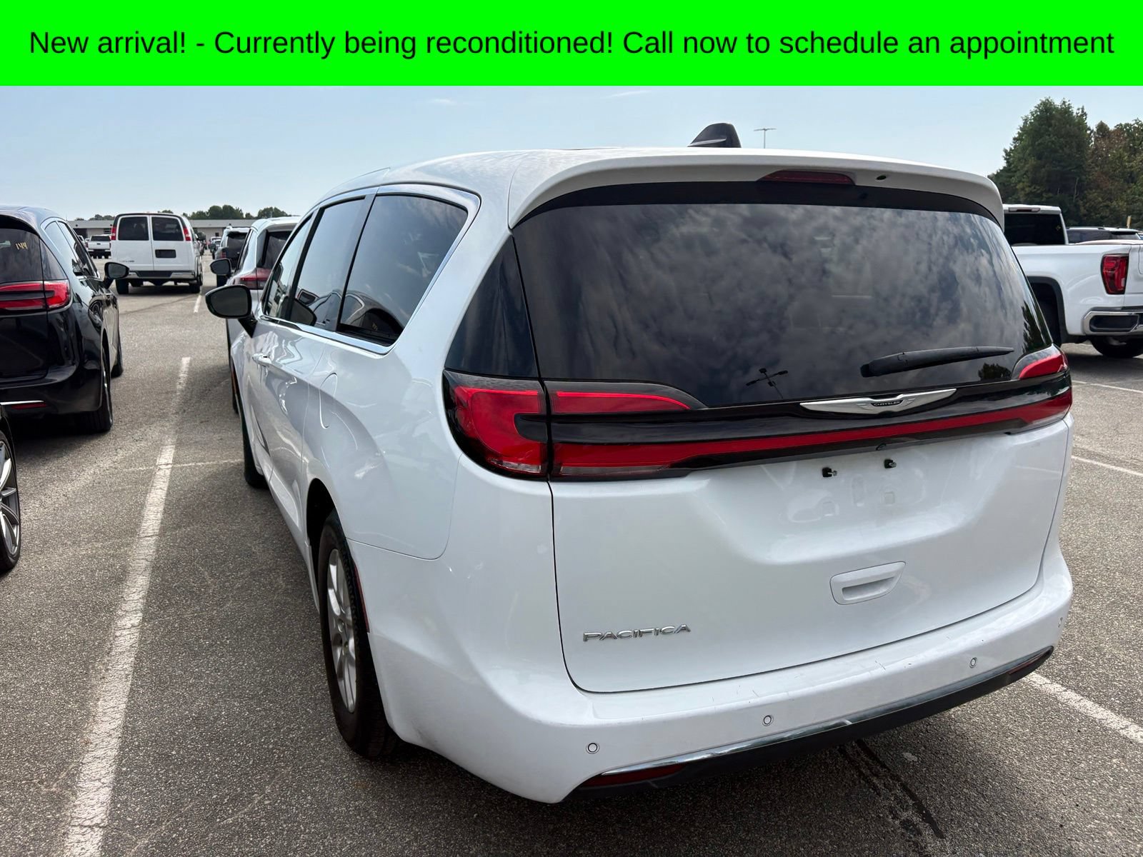 Used 2024 Chrysler Pacifica Touring-L FWD image 6