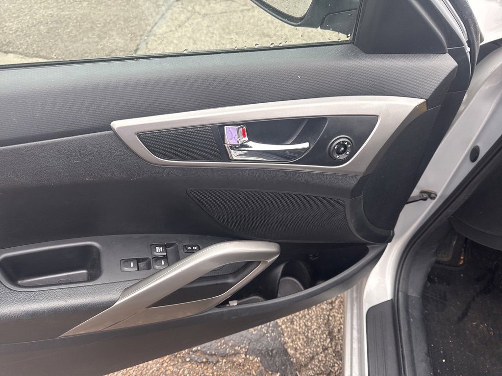 Used 2016 Hyundai Veloster image 6