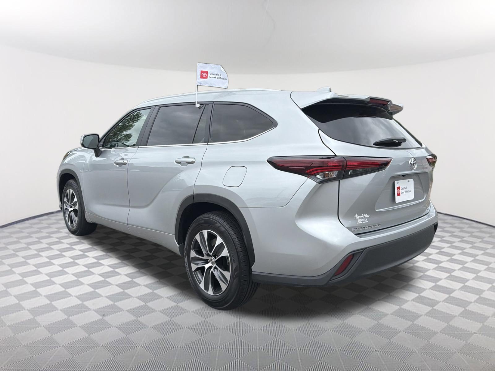 Certified 2025 Toyota Highlander XLE FWD image 14