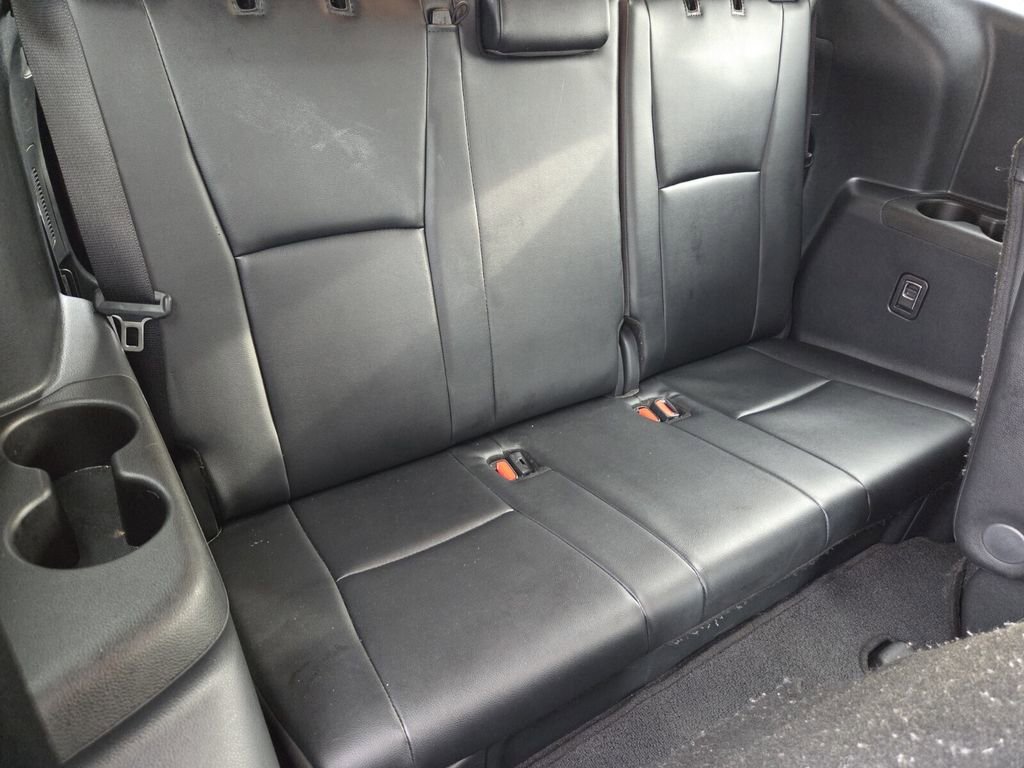 Used 2025 Toyota Highlander XLE image 12