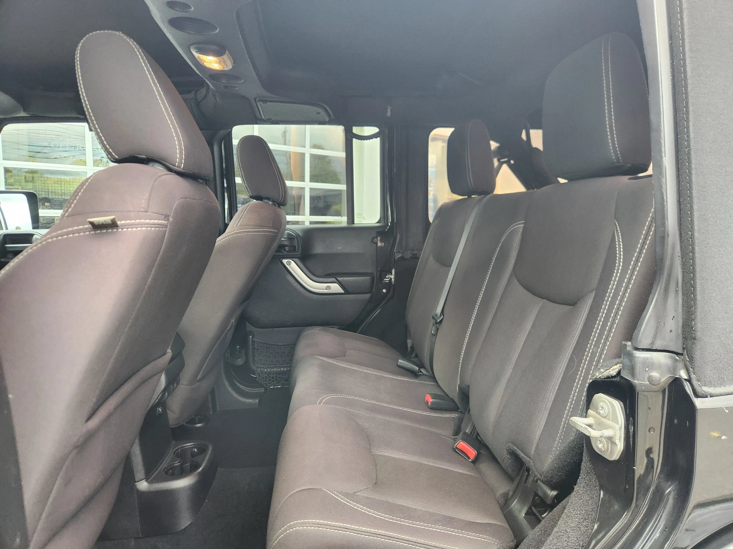 Used 2015 Jeep Wrangler Unlimited Sahara w/ Connectivity Group AWD/4WD image 33