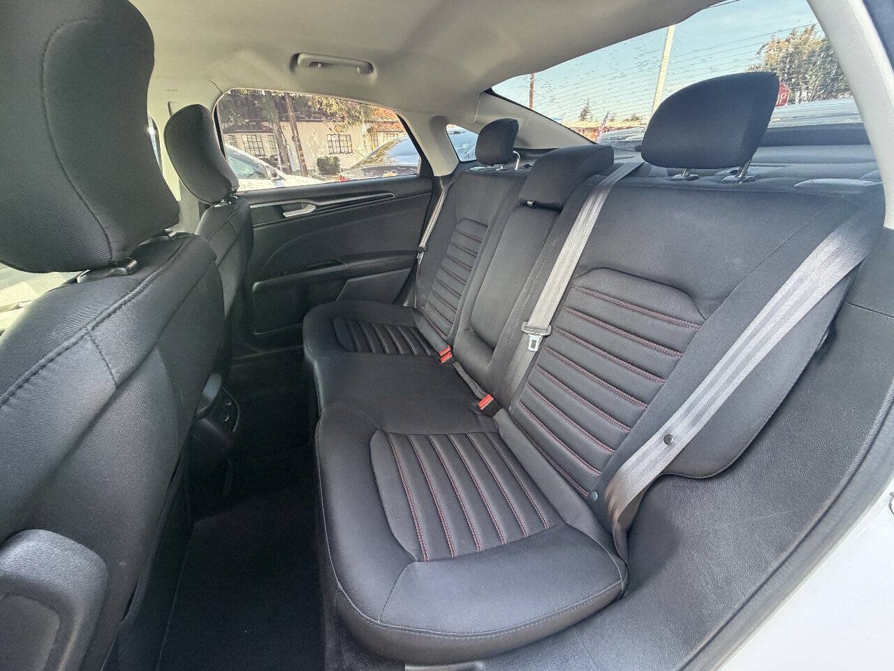 Used 2016 Ford Fusion SE FWD image 15