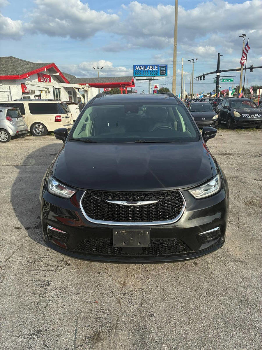 Used 2022 Chrysler Pacifica Touring-L w/ Uconnect Theater Family Group FWD image 1