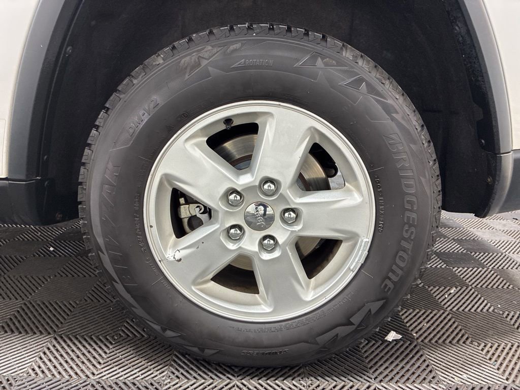 Used 2013 Jeep Grand Cherokee Laredo w/ Laredo E Group AWD/4WD image 33