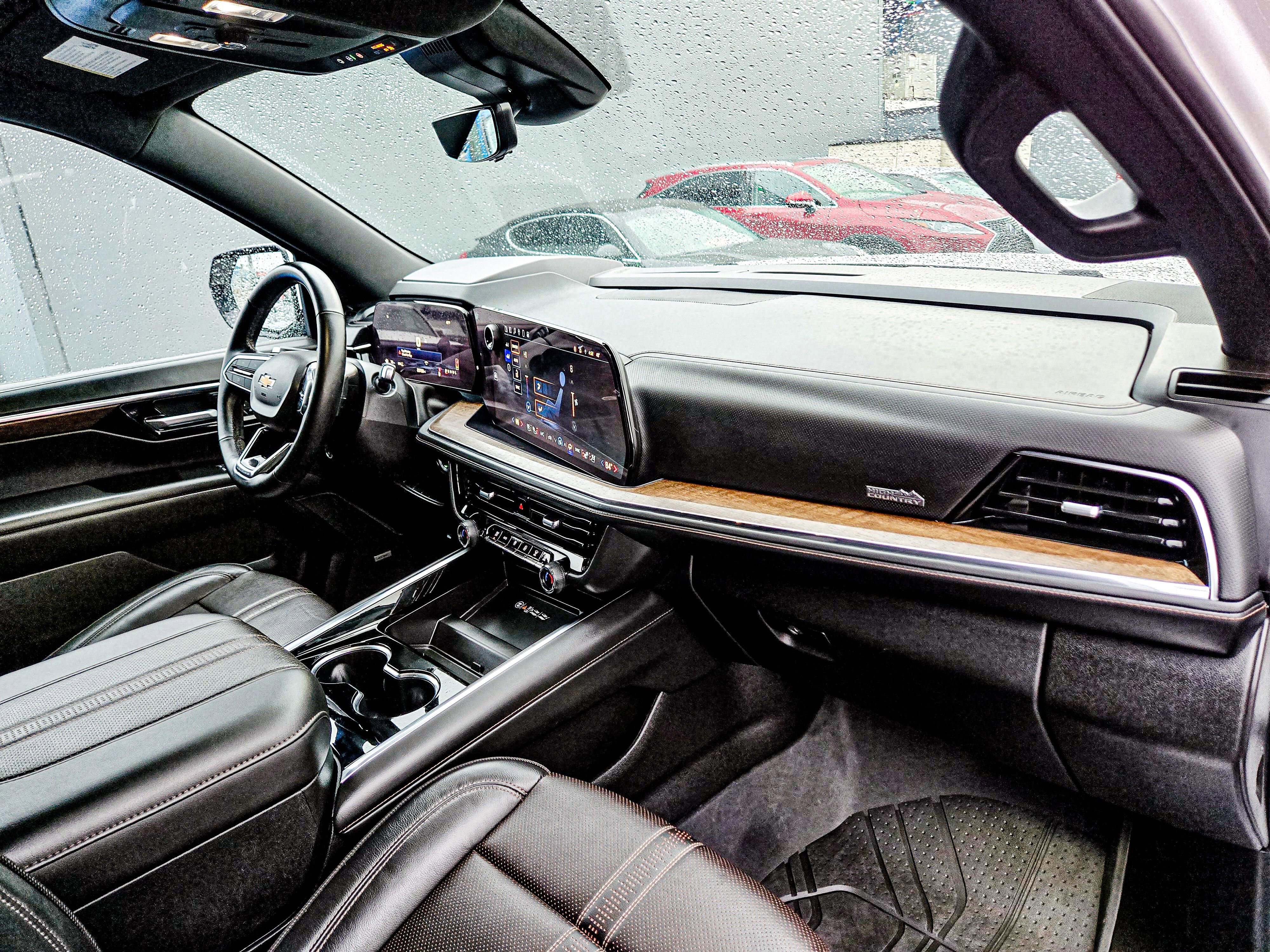 Used 2025 Chevrolet Suburban High Country image 14