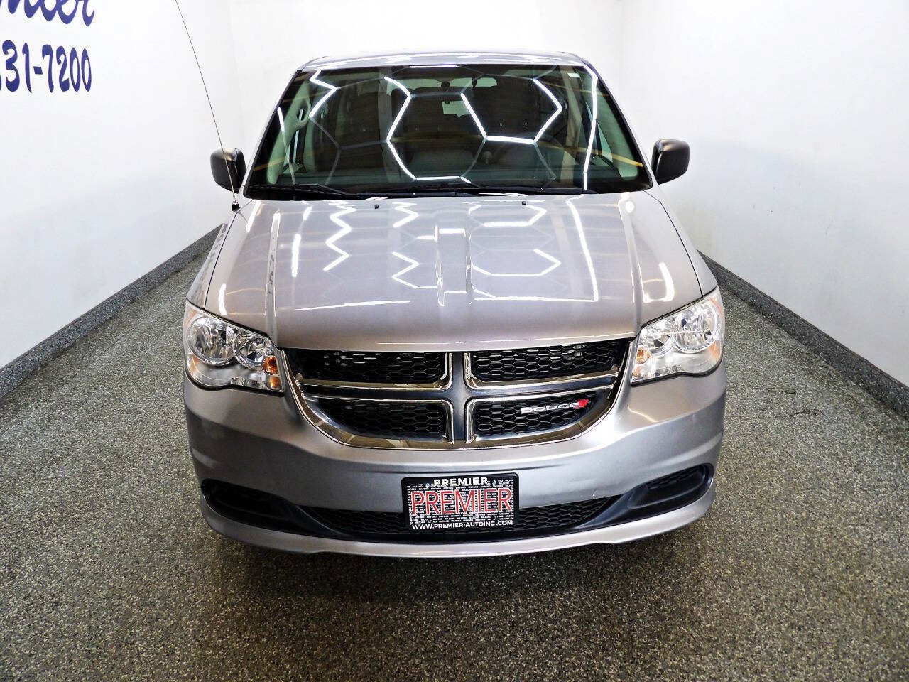 Used 2018 Dodge Grand Caravan SE FWD image 2