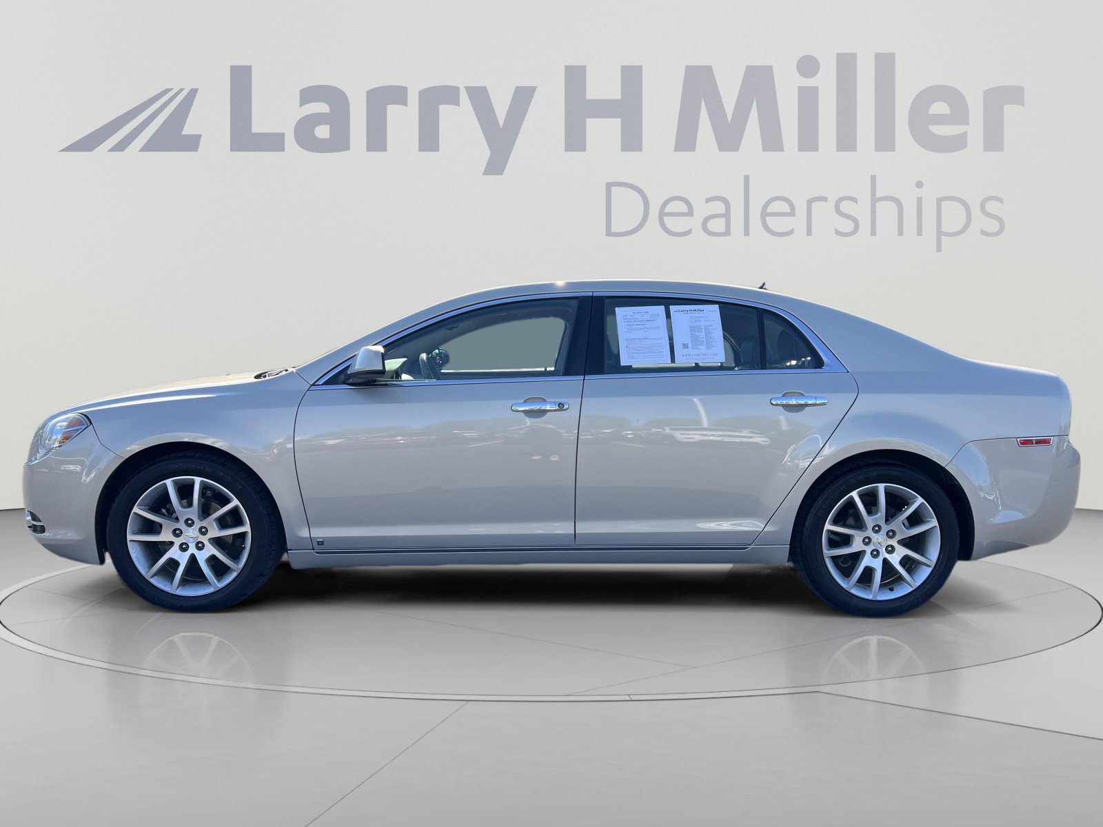 Used 2009 Chevrolet Malibu LTZ w/ Rear Power Package FWD image 2
