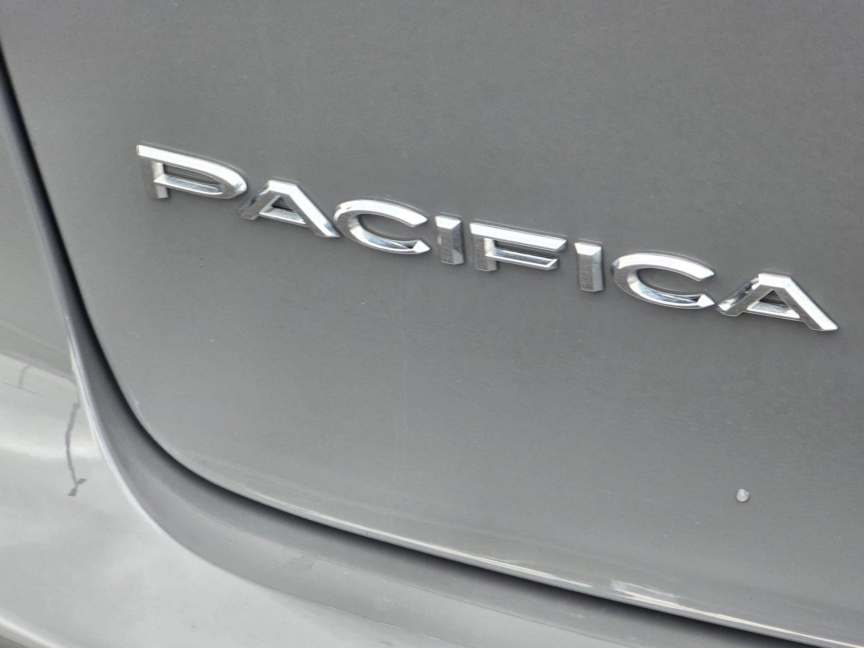 Used 2022 Chrysler Pacifica Limited FWD image 29