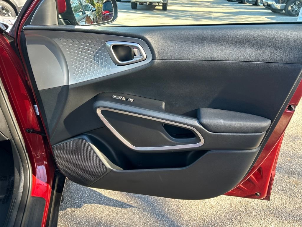 Used 2023 Kia Soul LX image 27