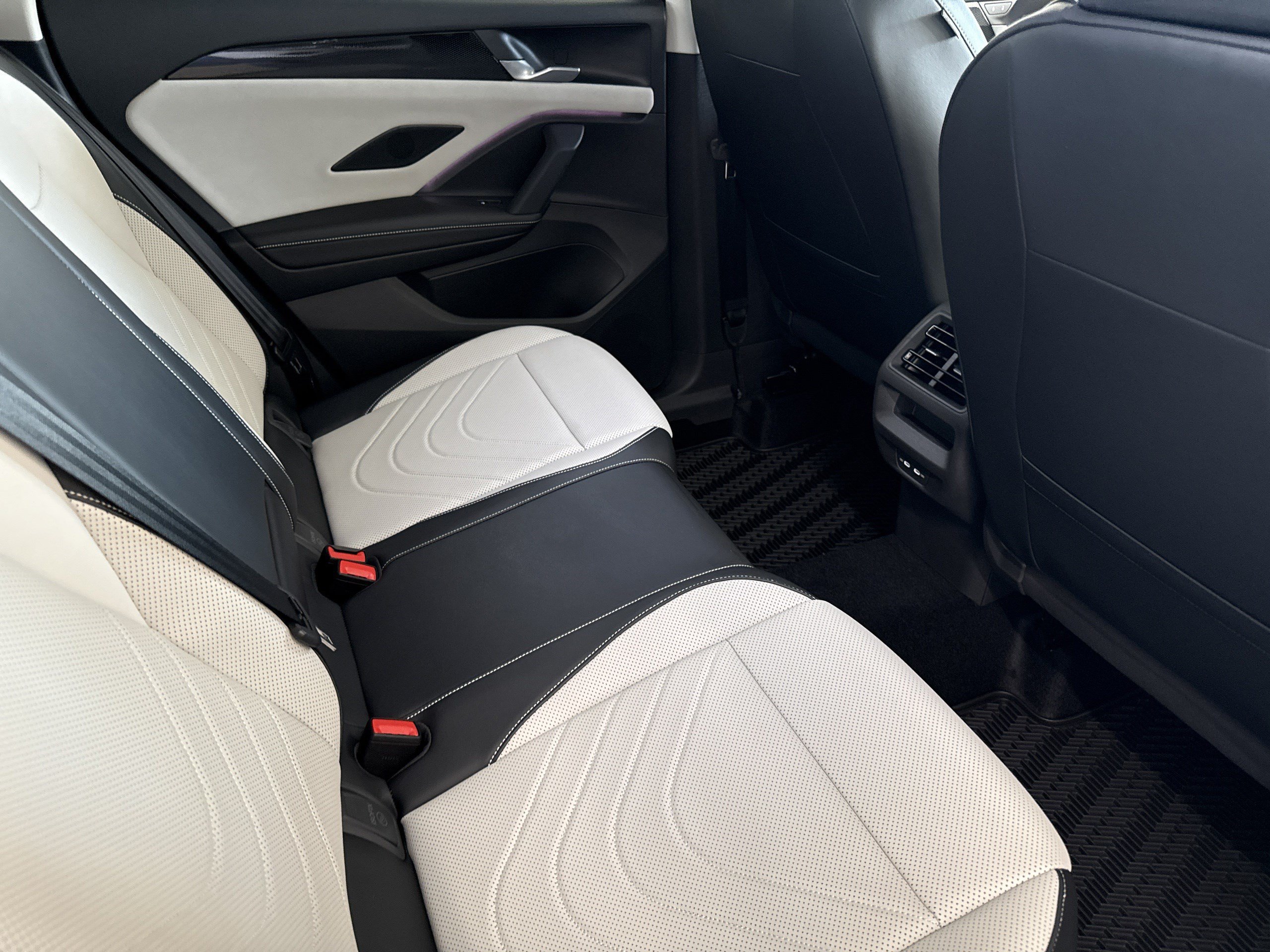 New 2026 Volkswagen Tiguan SE FWD image 26