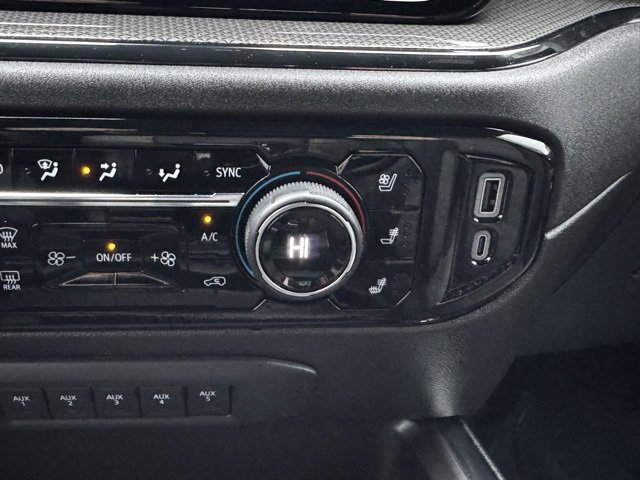 Used 2024 Chevrolet Silverado 2500 ZR2 w/ Technology Package image 16